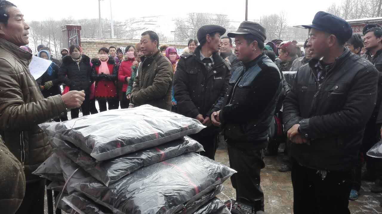 1.发放慰问物资.jpg 1.发放慰问物资.jpg
