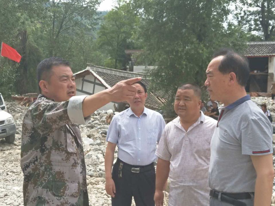 省红十会袁博秘书长带领工作组在梨坪了解灾情.jpg