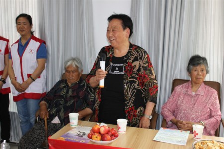 4.受助老人发言.jpg 4.受助老人发言.jpg