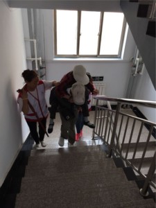 10.接老人.jpg 10.接老人.jpg