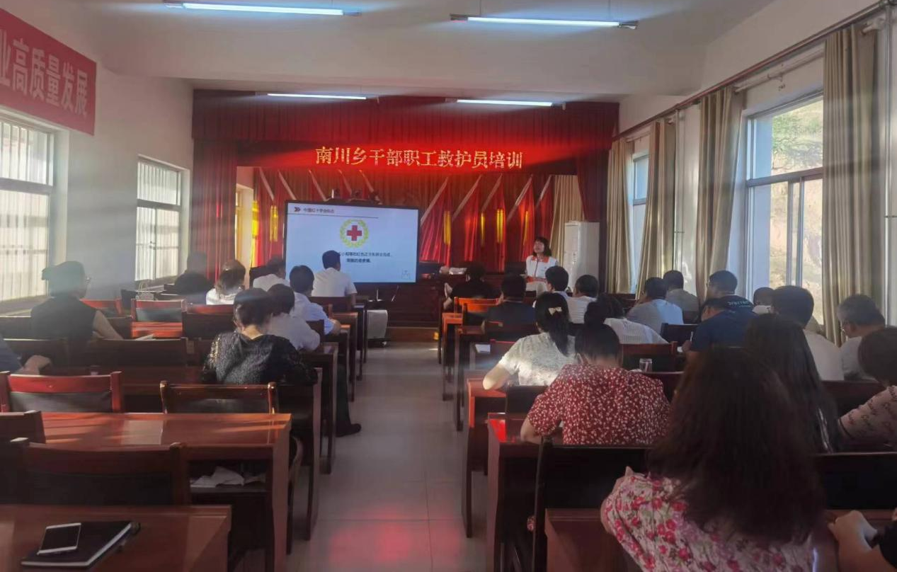 图片1镇原县南川乡干部职工参加红十字会应急救护培训班现场.png