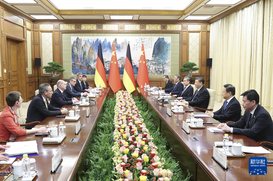 10.2.习近平会见德国总理朔尔茨.jpg