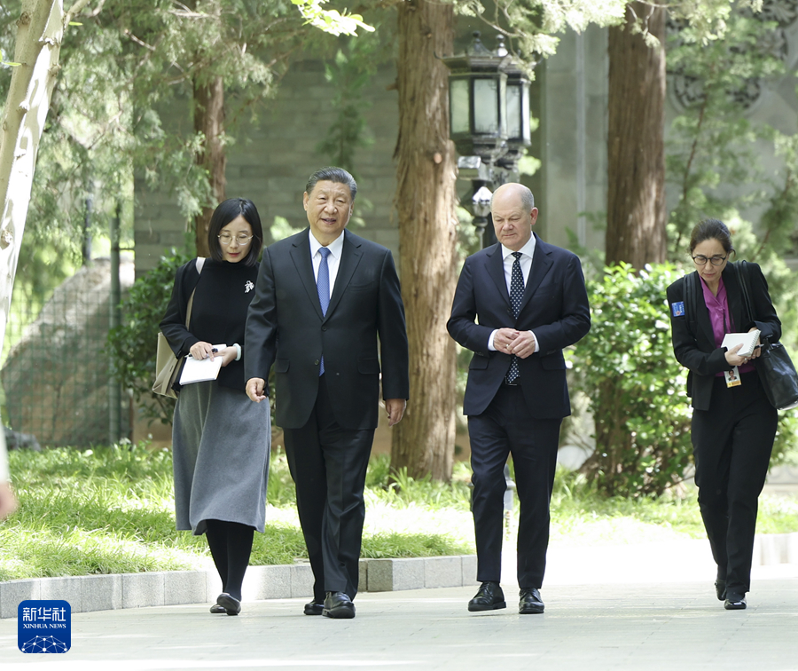 10.3.习近平会见德国总理朔尔茨.jpg