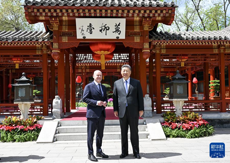 10.4.习近平会见德国总理朔尔茨.jpg