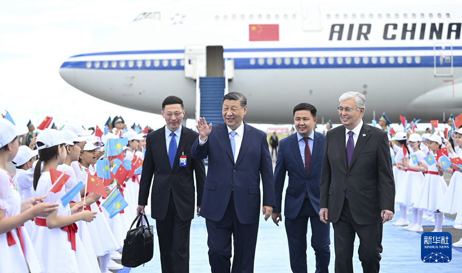 16.4.习近平出席上海合作组织成员国元首理事会.jpg