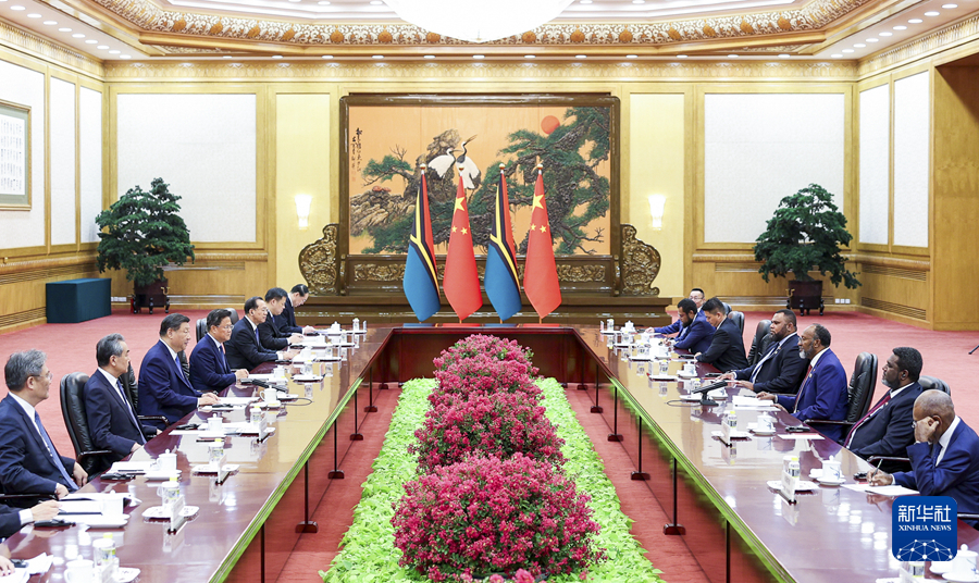 28.2.习近平会见瓦努阿图总理萨尔维.jpg
