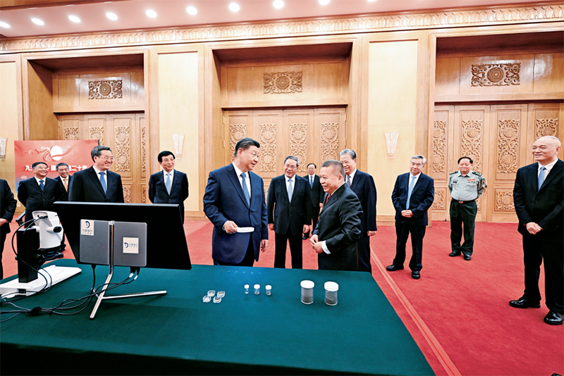 3.2024年9月23日，接见探月工程嫦娥六号任务参研参试人员代表并参观月球样品和探月工程成果展览.jpg