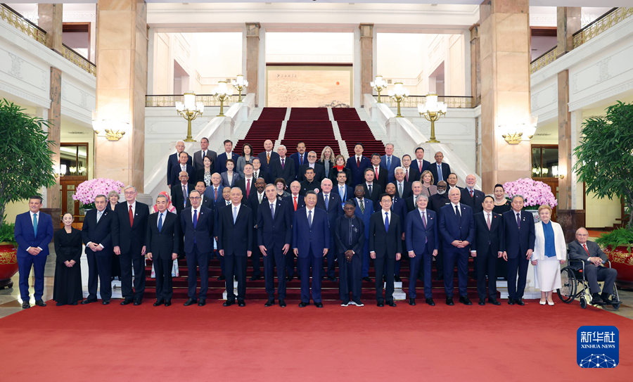 54.2.习近平会见出席中国国际友好大会.jpg