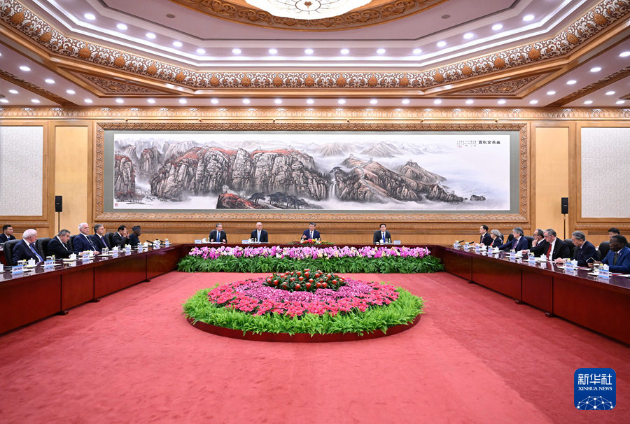 54.3.习近平会见出席中国国际友好大会.jpg