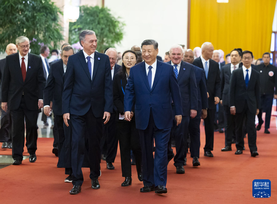 54.4.习近平会见出席中国国际友好大会.jpg