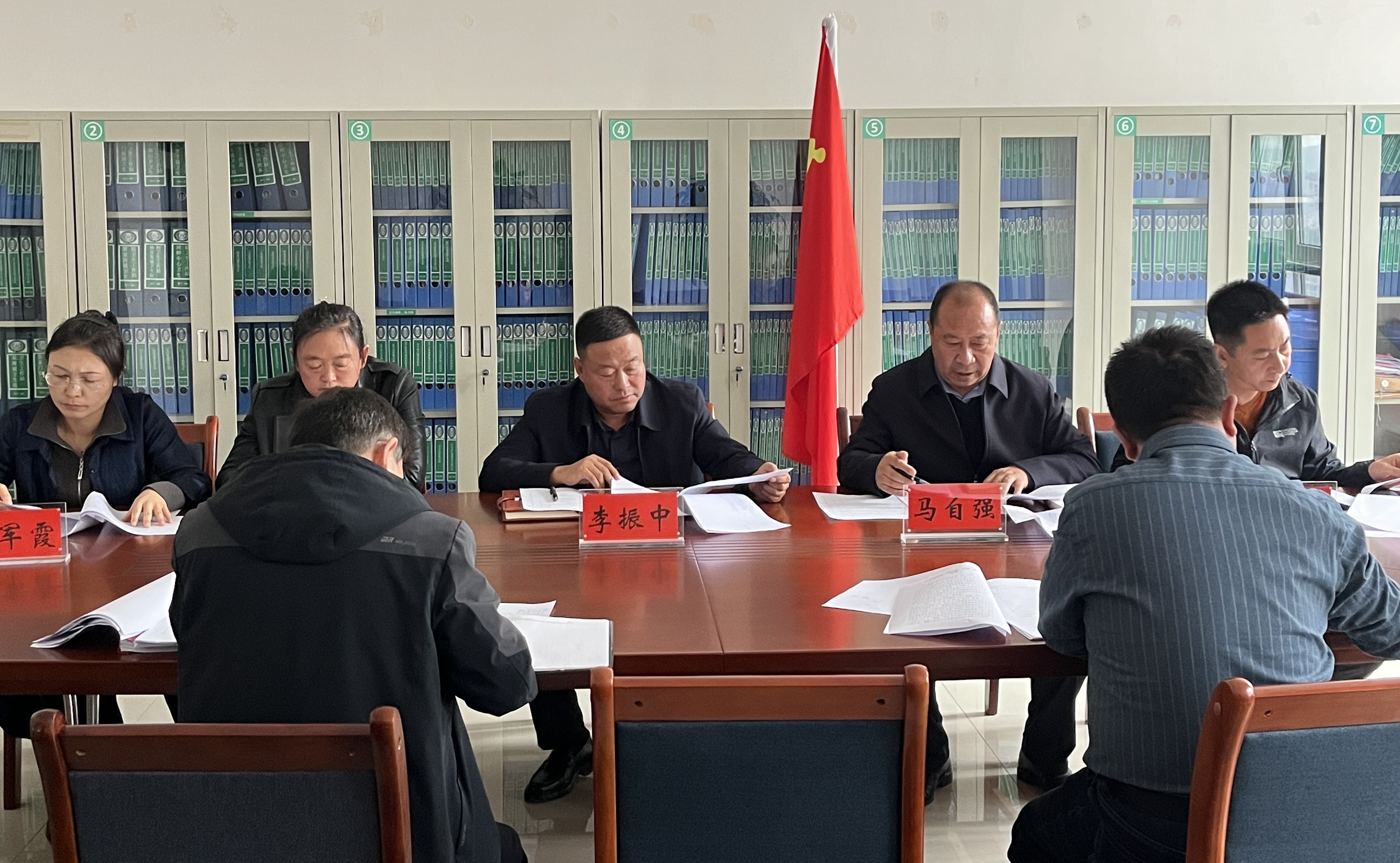 会宁县卫生健康局、县红十字会召开党员大会传达学习.jpg