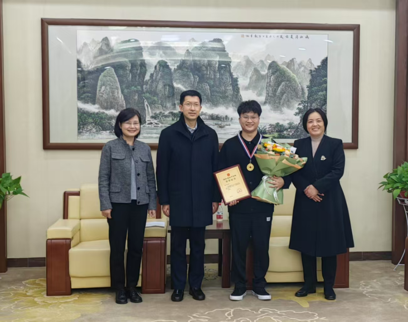 76.2.梁宇出席第18届红十字国际人道法模拟法庭闭幕式.png