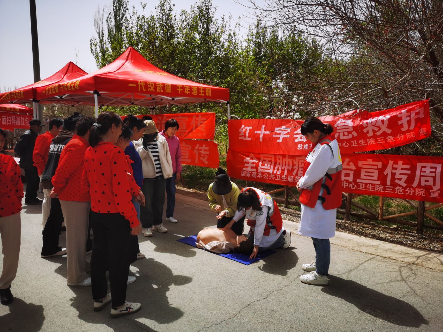 敦煌莫高镇急救地 摊.jpg