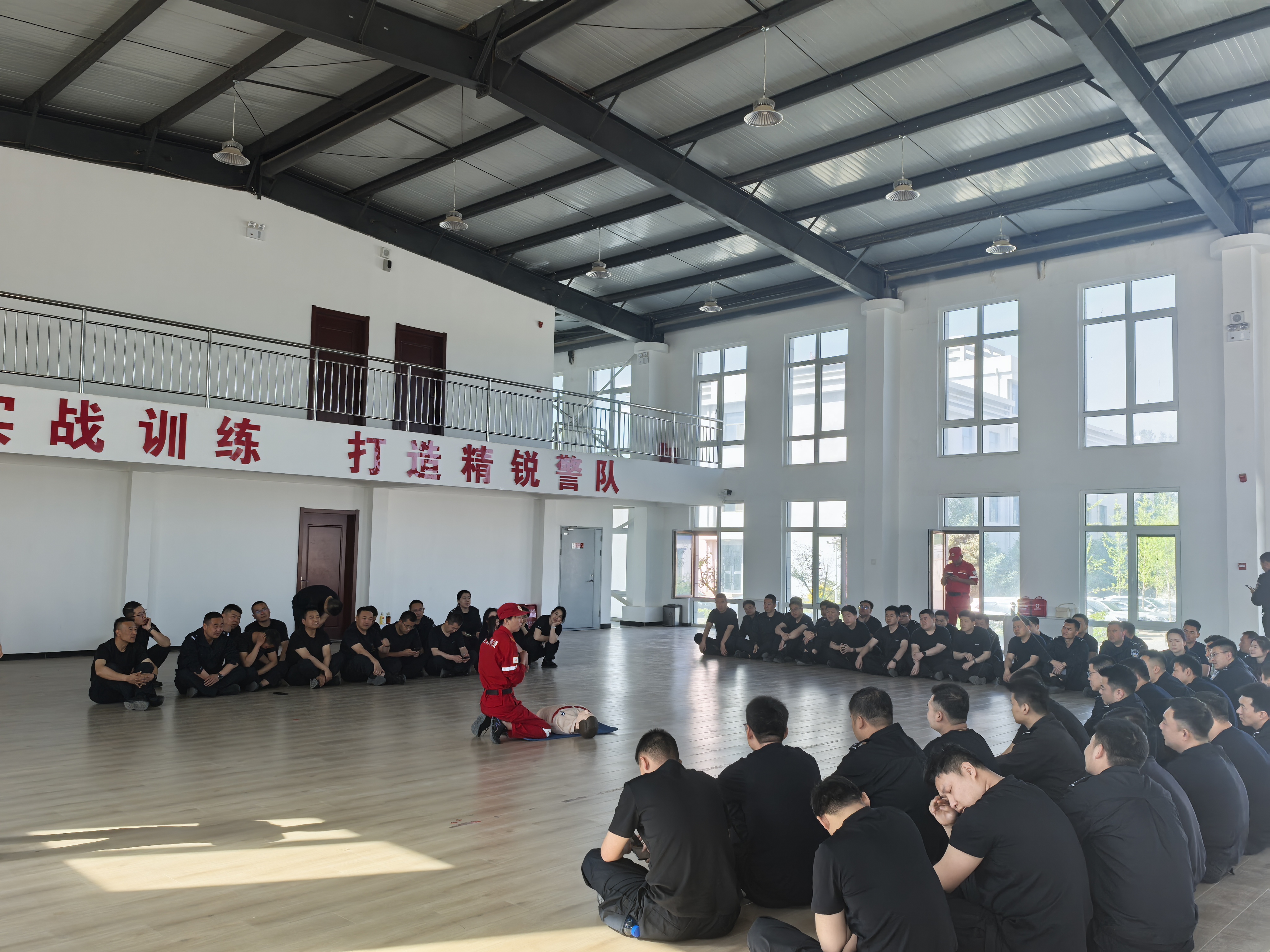 武威市红十字应急救援队在全市公安机关第二批警衔晋升培训班组织开展应急救护培训 图片1.jpg